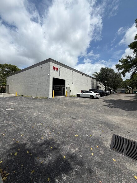 1313 NW 65th Pl, Fort Lauderdale, FL à vendre - Photo de l’immeuble – Image 3 sur 6