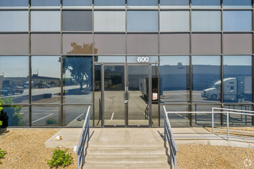 5302 W Buckeye Rd, Phoenix, AZ à louer - Photo de l’immeuble – Image 3 sur 22
