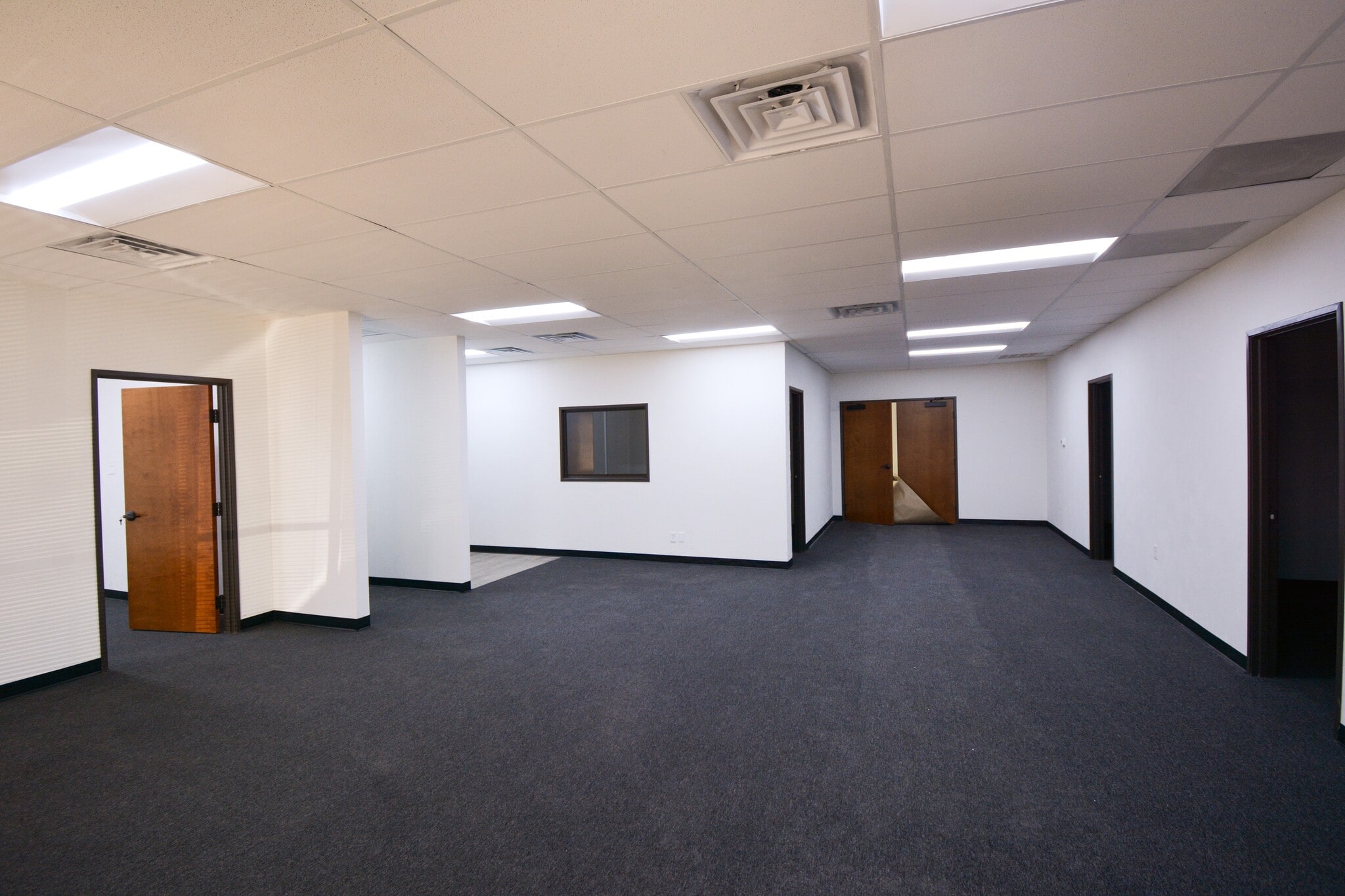 1300 N Interstate 35E, Carrollton, TX à louer Photo intérieure– Image 1 sur 3