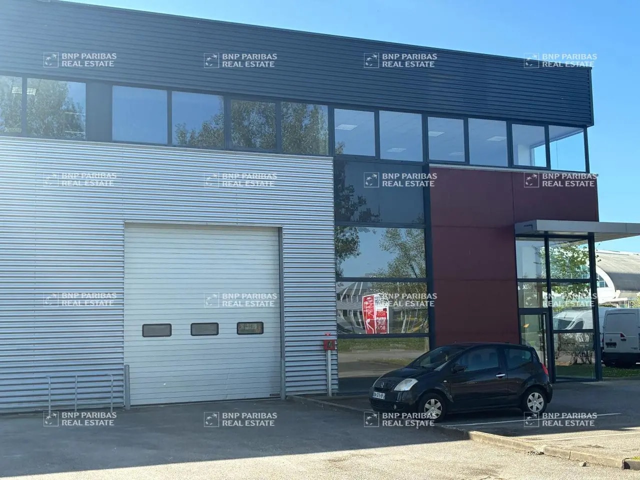 Local d’activités dans Élancourt à louer Photo de l’immeuble– Image 1 sur 11