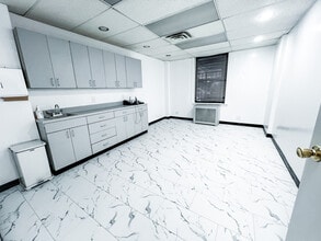 225 W 71st St, New York, NY à louer Photo intérieure– Image 2 sur 9