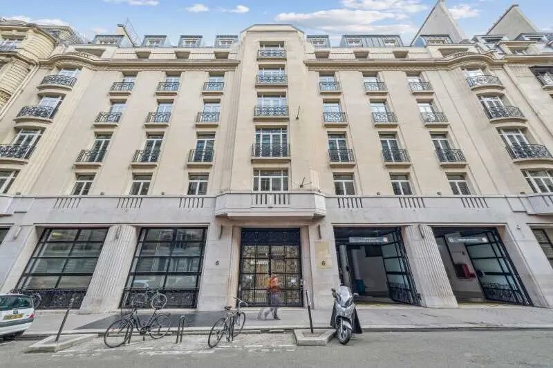 21-25 Rue Balzac, Paris à louer - Photo de l’immeuble – Image 1 sur 14