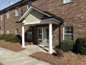 212 Le Phillip Ct, Concord, NC à louer Photo de l’immeuble– Image 2 sur 10
