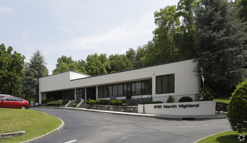 310 N Highland Ave, Ossining, NY à louer - Photo principale – Image 1 sur 24