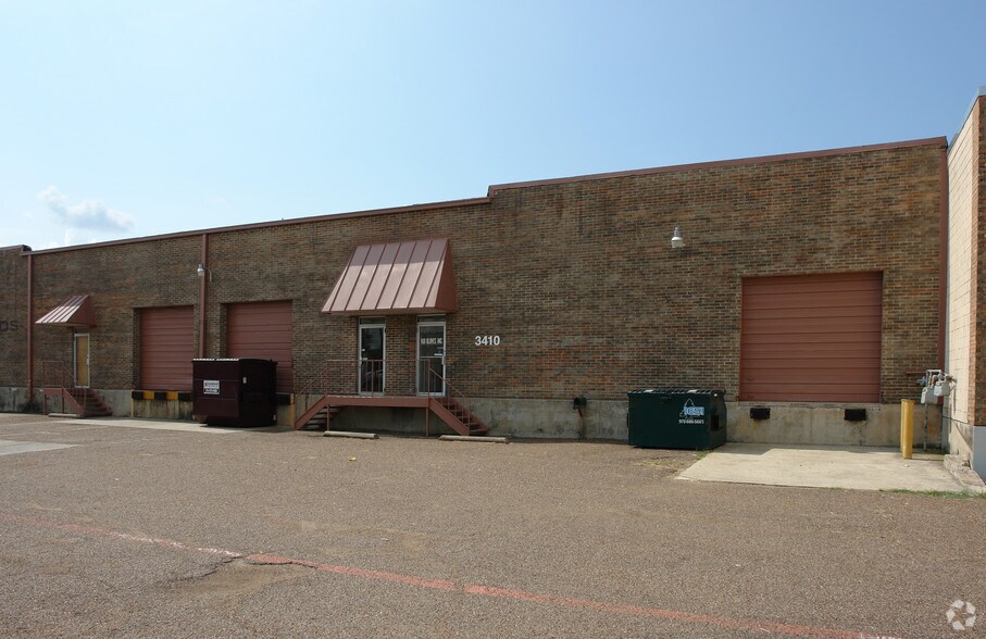 3410-3414 Royalty Row, Irving, TX à louer - Photo de l’immeuble – Image 3 sur 5