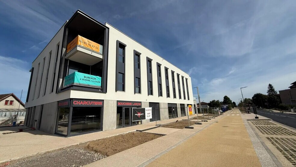Local d’activités dans Péronnas à louer - Photo de l’immeuble – Image 2 sur 3