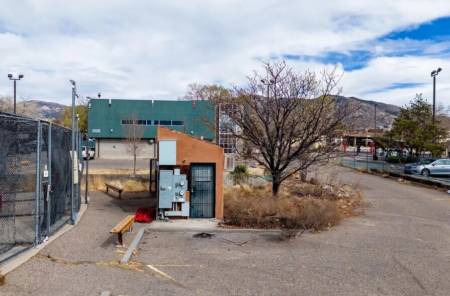 4565 Juan Tabo Blvd NE, Albuquerque, NM à vendre - Photo de l’immeuble – Image 2 sur 17