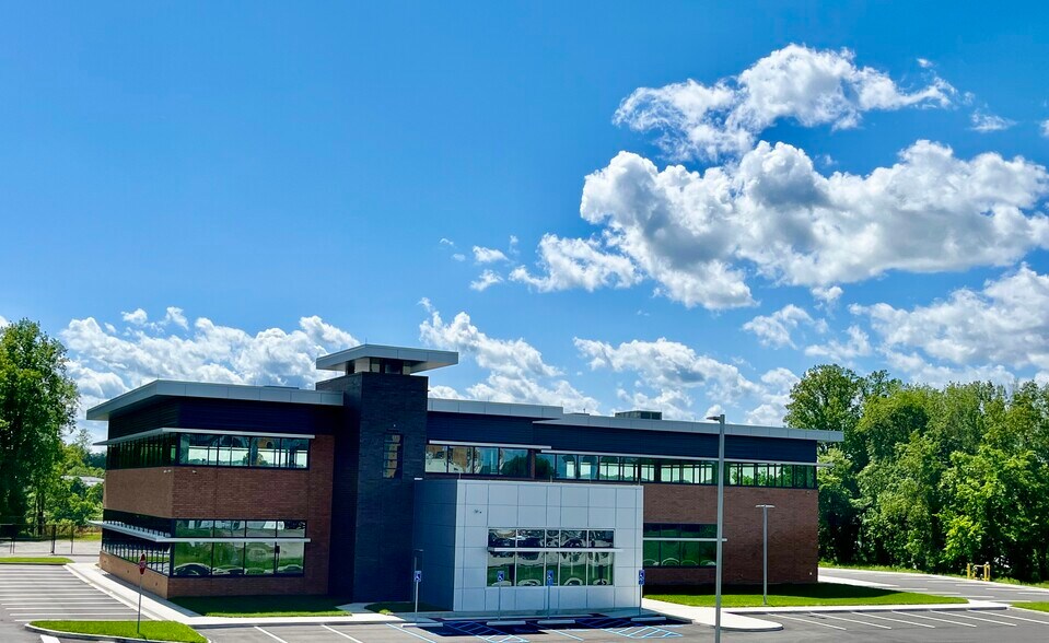 Union Carbide Dr, South Charleston, WV à louer - Photo de l’immeuble – Image 3 sur 10