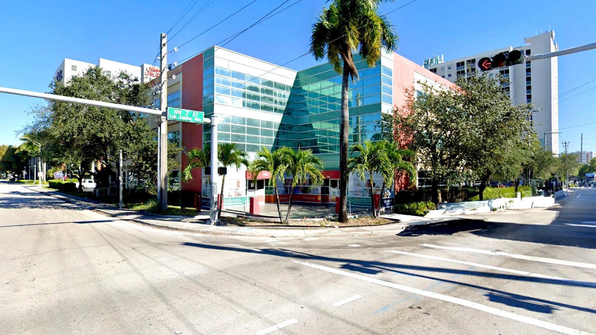 701-707 NW 57th Ave, Miami, FL à louer Photo de l’immeuble– Image 1 sur 18