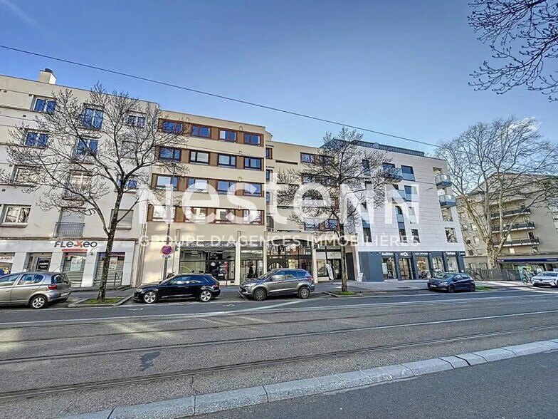 Bureau dans Bron à louer - Photo de l’immeuble – Image 1 sur 8