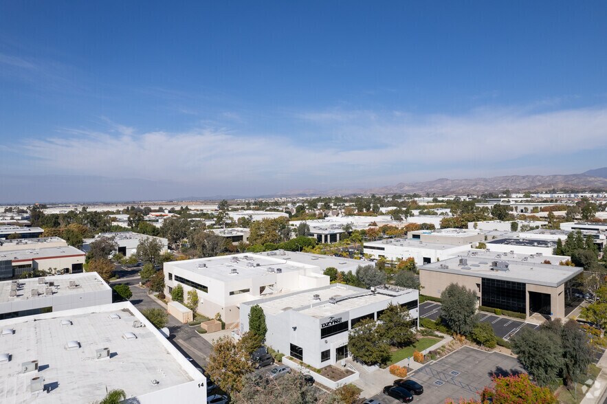 12 Chrysler, Irvine, CA à louer - Aérien – Image 3 sur 6