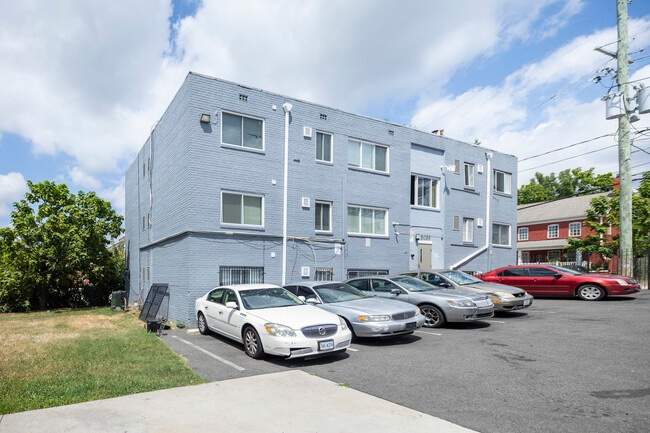 Plus de détails pour 5047-5049 D St SE, Washington, DC - Logement à vendre
