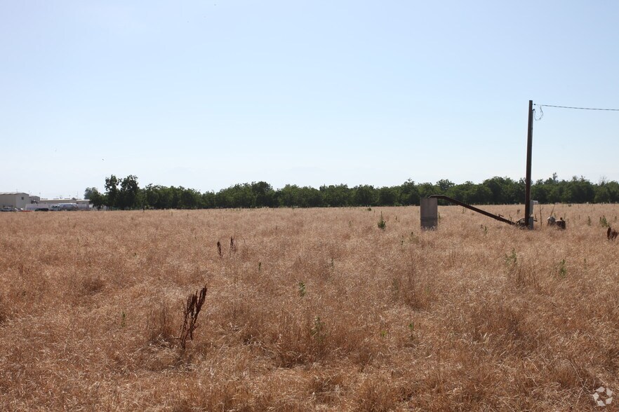 Hwy 198 @ Farmersville Blvd, Visalia, CA à vendre - Photo principale – Image 1 sur 6