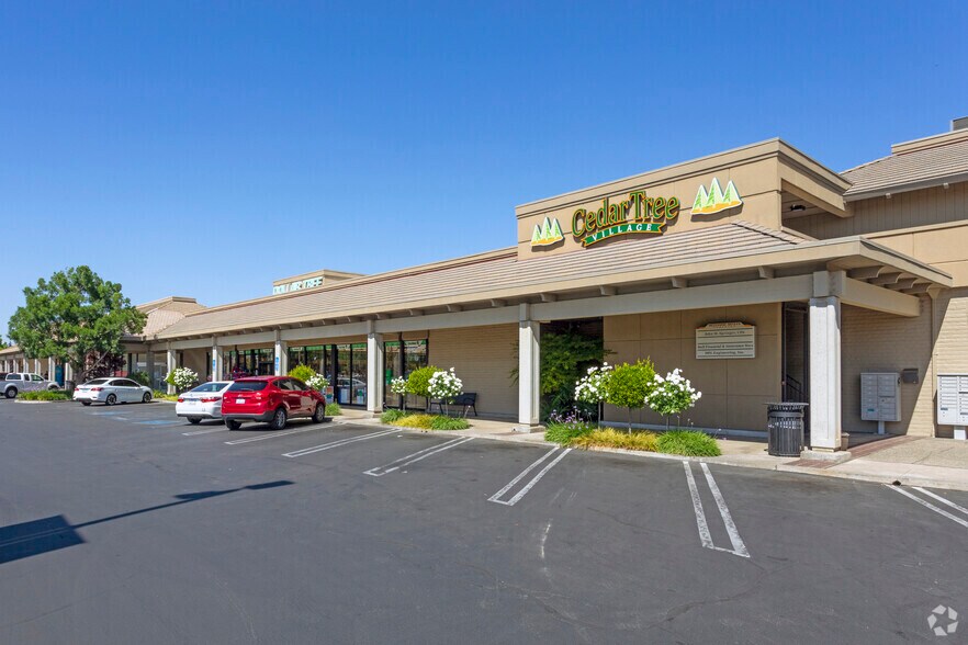 6670 N Cedar Ave, Fresno, CA à louer - Photo principale – Image 3 sur 6