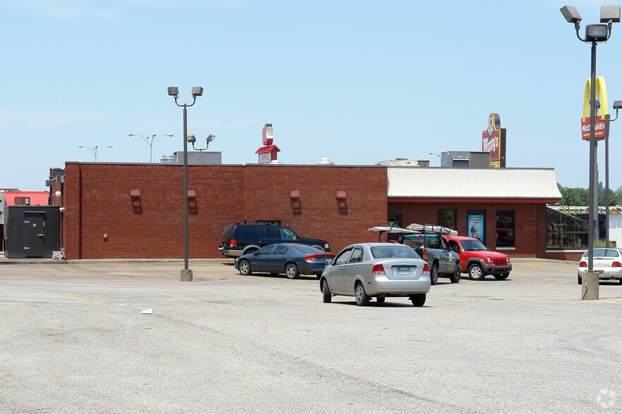 7899 W In-66, Newburgh, IN à louer - Photo de l’immeuble – Image 2 sur 2