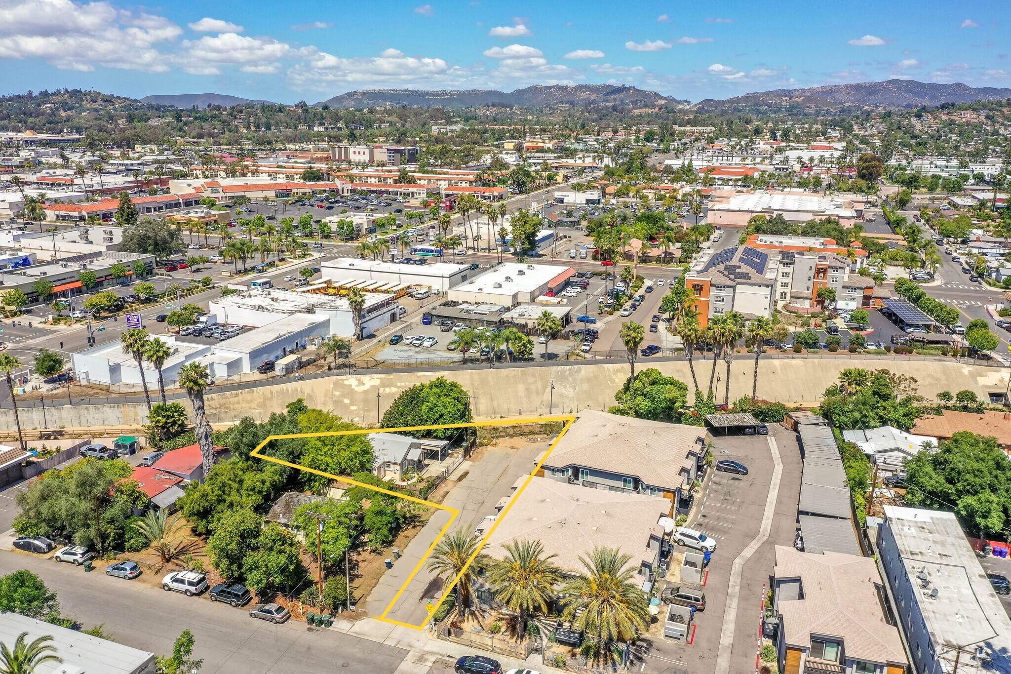 411 Waverly Pl, Escondido, CA à vendre Photo de l’immeuble– Image 1 sur 14