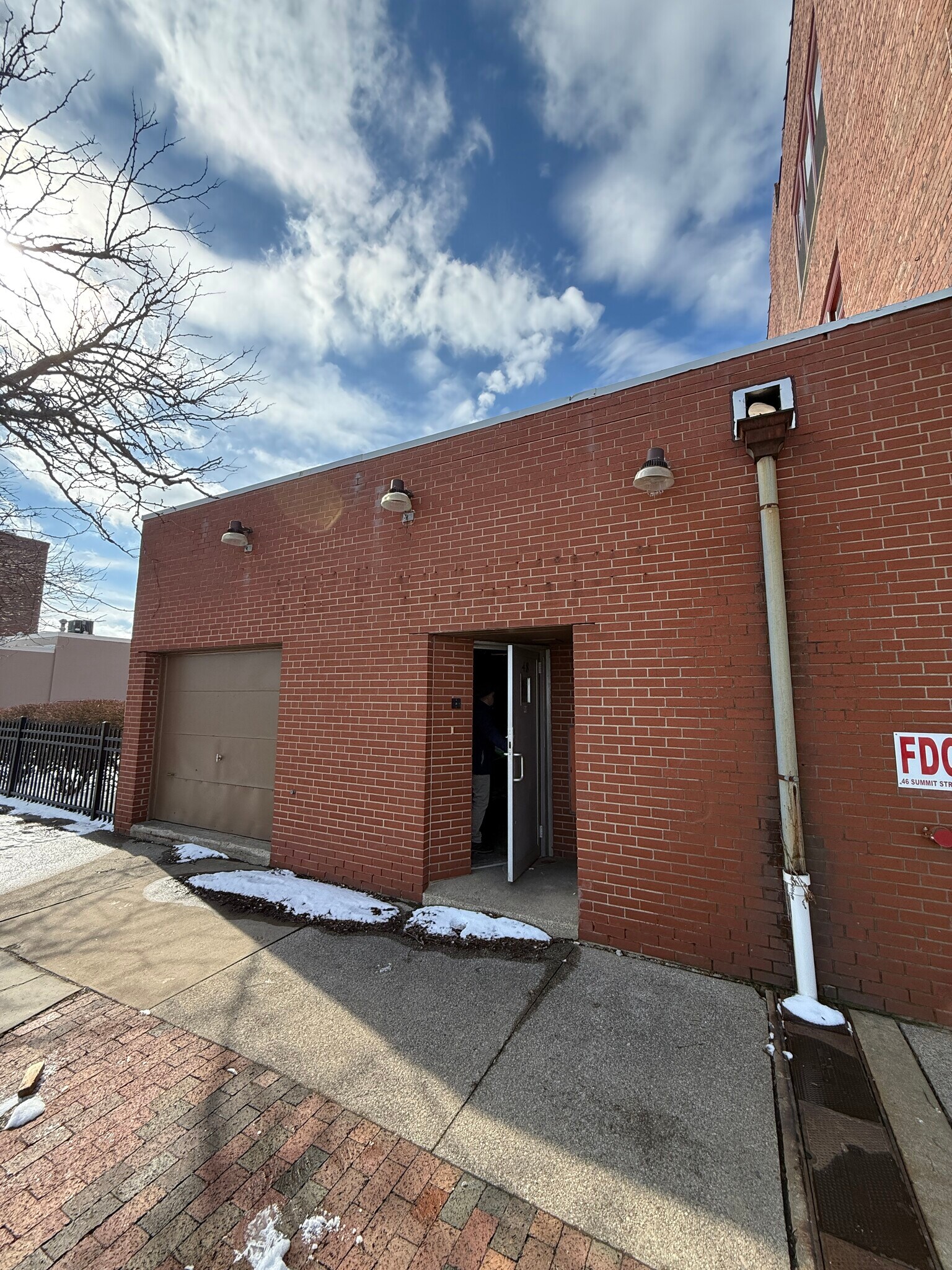 48 S Summit St, Akron, OH à louer Photo principale– Image 1 sur 10