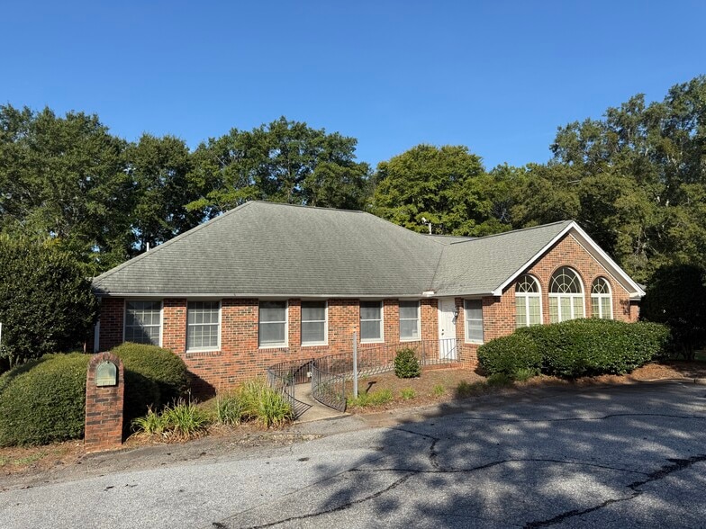 1012 Medical Ridge Rd, Clinton, SC à vendre - Photo principale – Image 1 sur 15