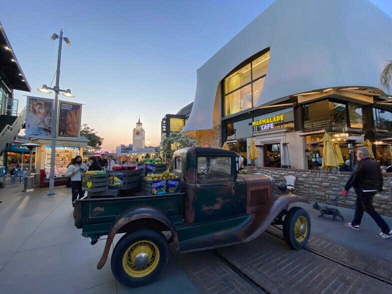 6333 W 3rd St, Los Angeles, CA à louer - Photo de l’immeuble – Image 2 sur 11