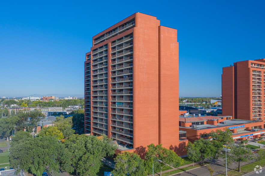 10531 90th St NW, Edmonton, AB à louer - Photo principale – Image 1 sur 4