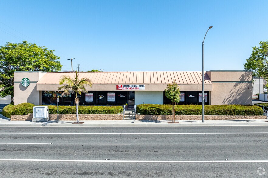 2115 N Tustin St, Orange, CA à louer - Photo de l’immeuble – Image 3 sur 22