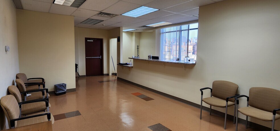 5750 Baum Blvd, Pittsburgh, PA à louer - Photo de l’immeuble – Image 3 sur 10
