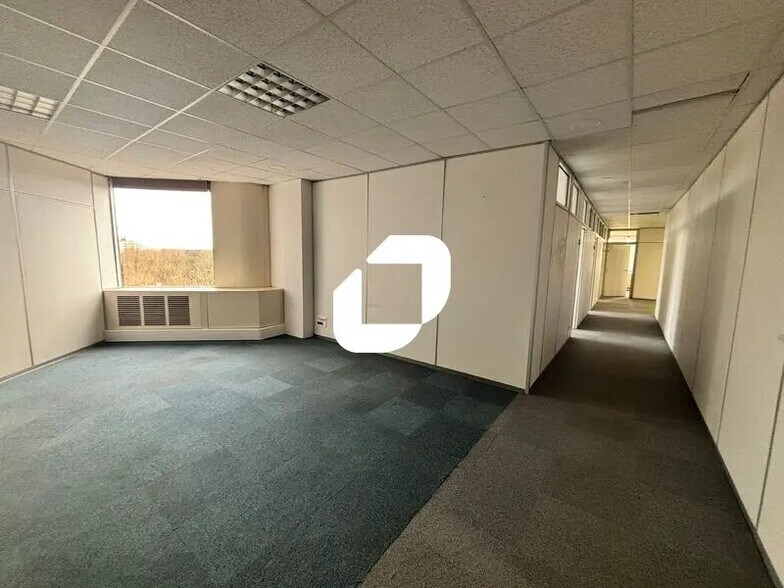 Bureau dans Évry-Courcouronnes à vendre - Photo de l’immeuble – Image 3 sur 11