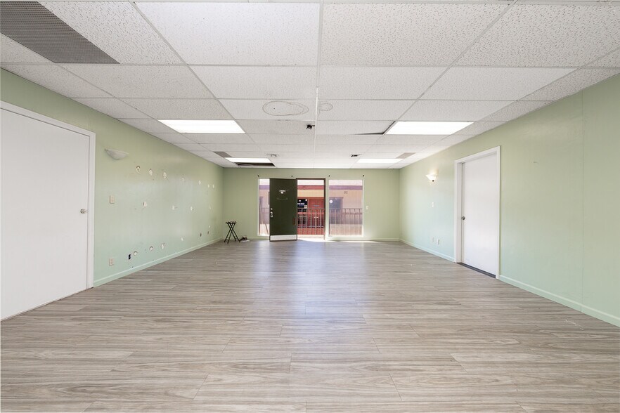 125 W Mission Ave, Escondido, CA à louer - Photo intérieure – Image 3 sur 9