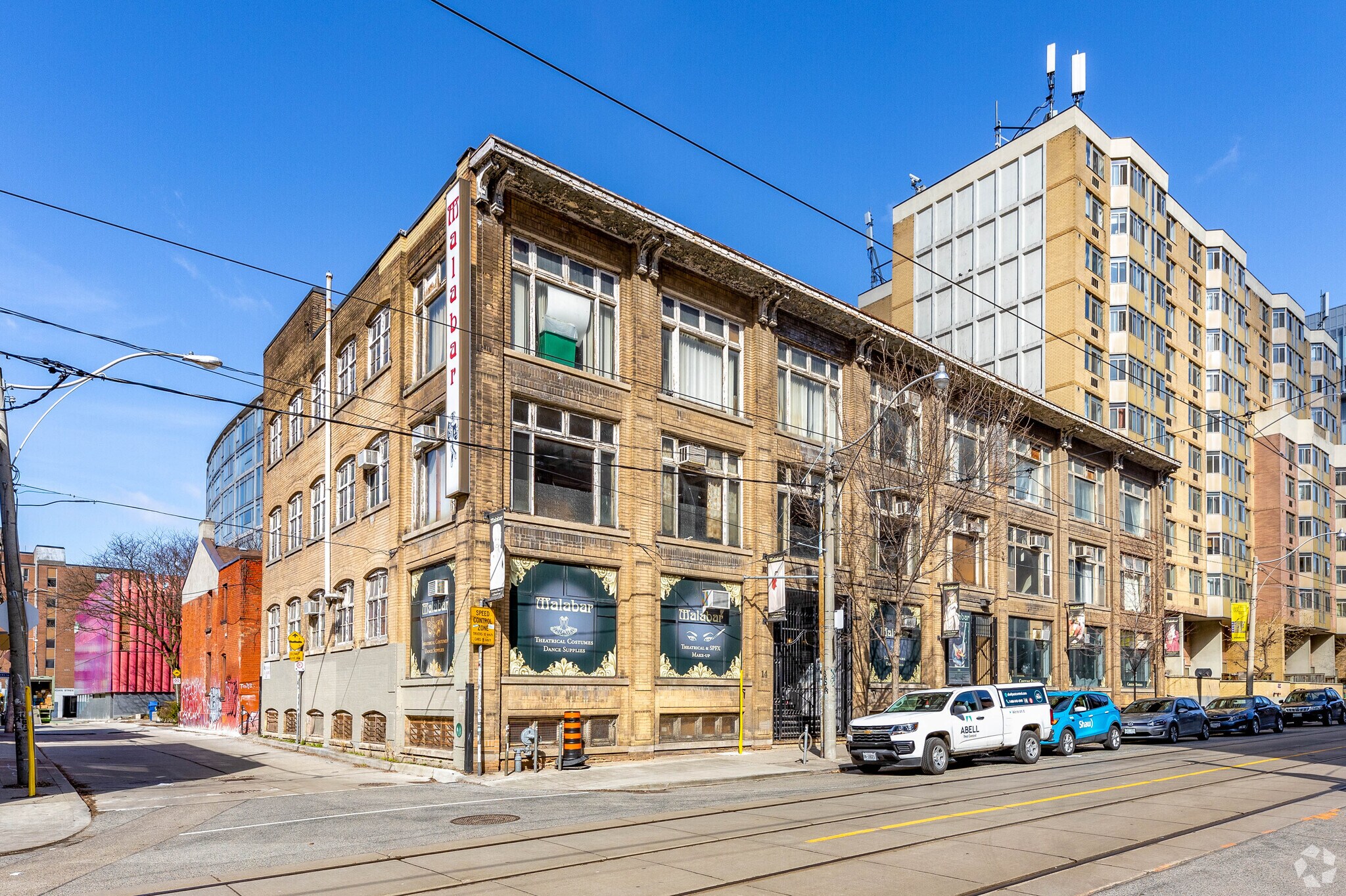 10-14 Mccaul St, Toronto, ON à vendre Photo principale– Image 1 sur 52