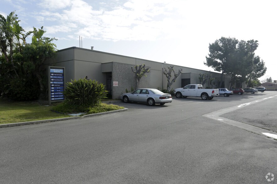 14100-14118 Orange Ave, Paramount, CA à louer - Photo de l’immeuble – Image 1 sur 4