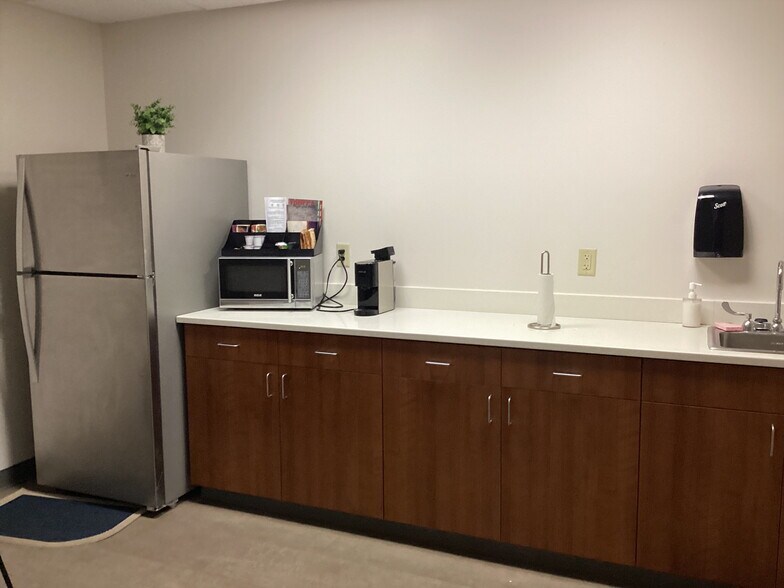 105 Professional Pky, Yorktown, VA à louer - Photo de l’immeuble – Image 2 sur 13