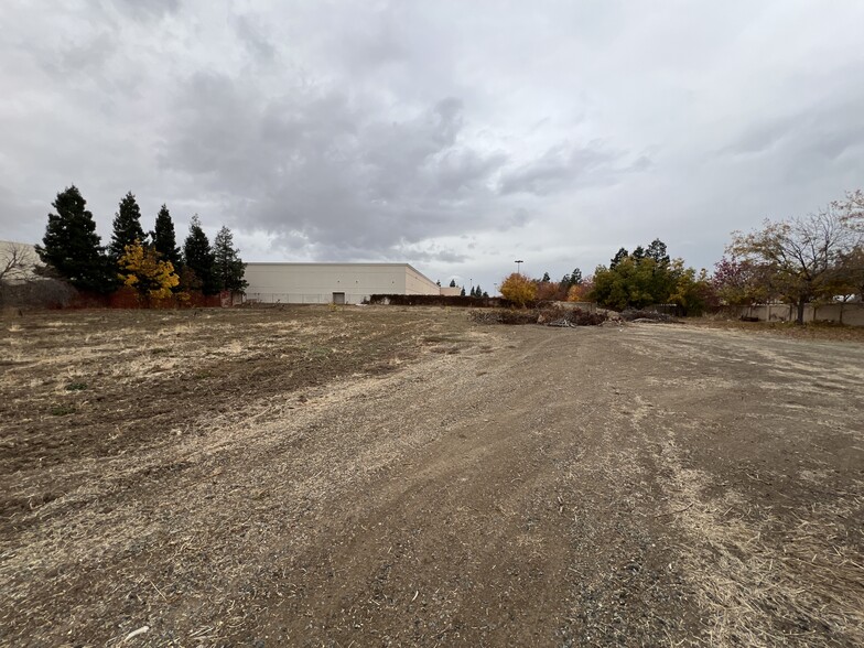 2721 Empire Ave, Brentwood, CA à louer - Photo de l’immeuble – Image 3 sur 4