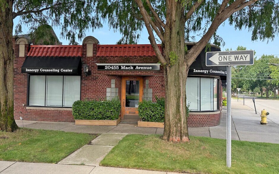 20455 Mack Ave, Grosse Pointe Woods, MI à louer - Photo principale – Image 3 sur 7