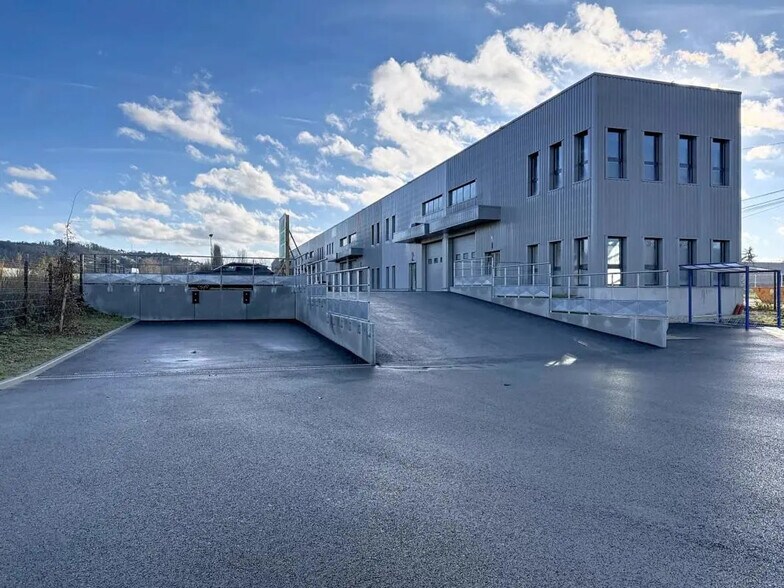 Bureau dans Bourgoin-Jallieu à louer - Photo de l’immeuble – Image 2 sur 12