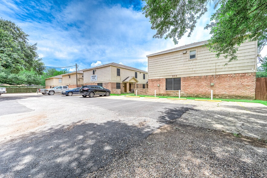 211 N Bates St, Alvin, TX à vendre - Photo principale – Image 1 sur 4