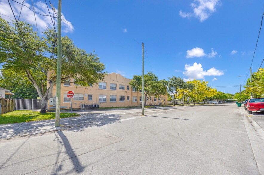953 SW 10th St, Miami, FL à vendre - Photo de l’immeuble – Image 2 sur 13