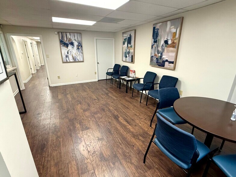 102 Hospital Dr, Warner Robins, GA à louer - Photo de l’immeuble – Image 2 sur 10