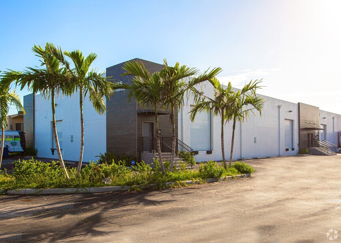 3465 NW 71st Ter, Miami, FL à louer Photo intérieure– Image 1 sur 7