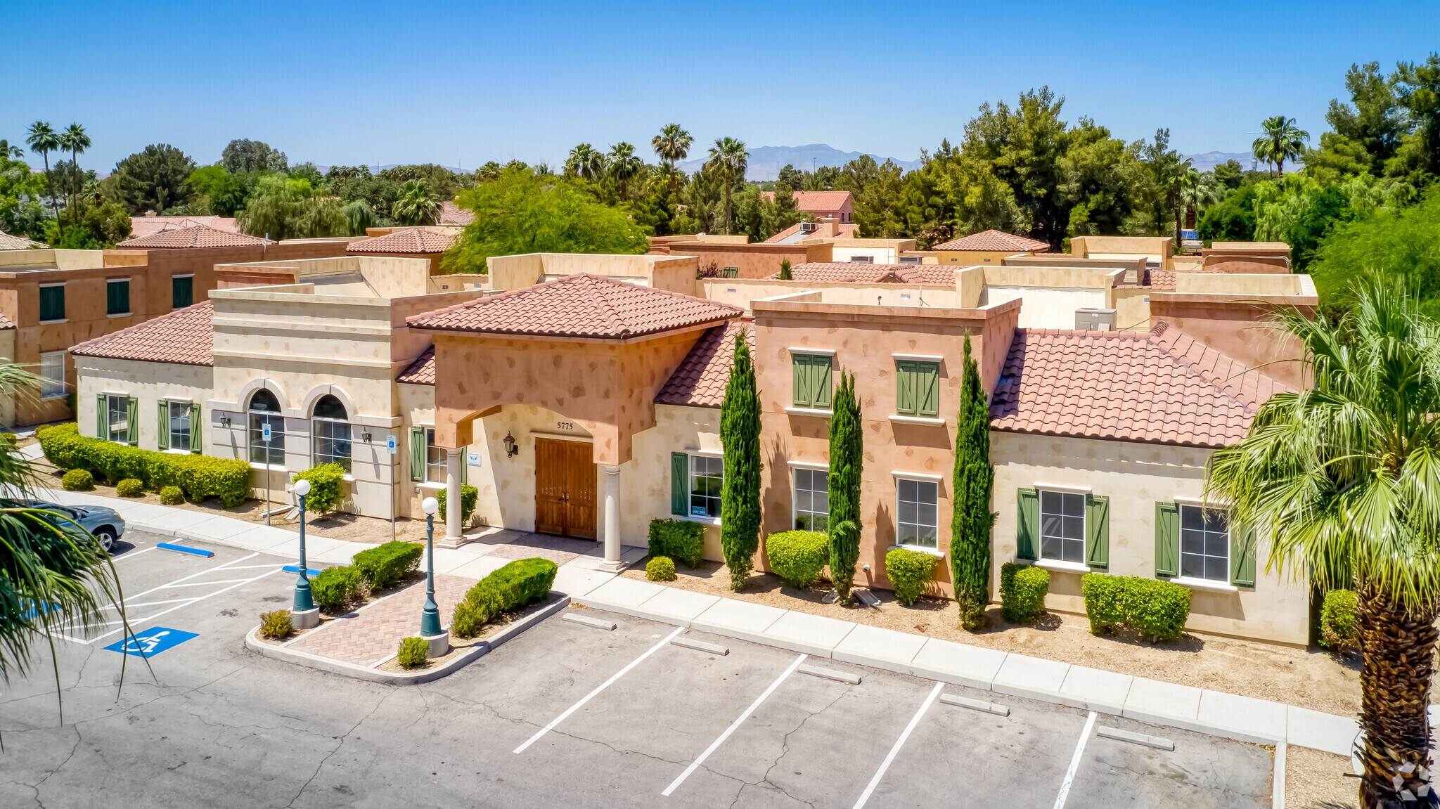 5795 S Sandhill Rd, Las Vegas, NV à louer Photo principale– Image 1 sur 35