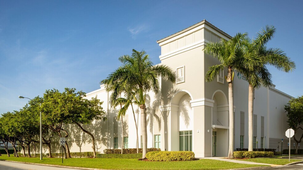 12200 NW 25th St, Miami, FL à louer - Photo de l’immeuble – Image 2 sur 12