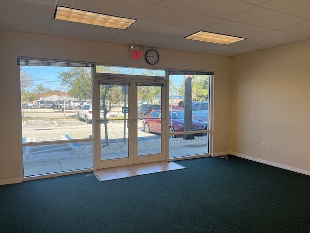 9015 Americana Rd, Vero Beach, FL à vendre - Photo intérieure – Image 2 sur 7