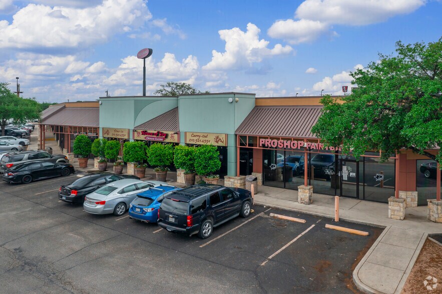 8407 Bandera Rd, San Antonio, TX à louer - Photo de l’immeuble – Image 1 sur 15