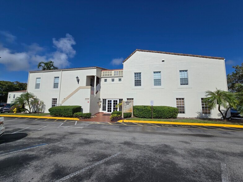 7777 N University Dr, Tamarac, FL à vendre - Photo de l’immeuble – Image 1 sur 36
