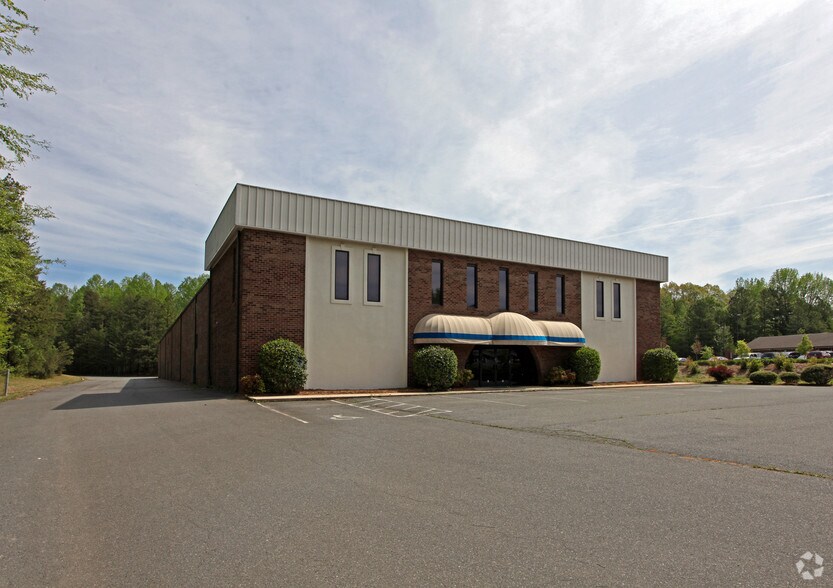 10931 E Independence Blvd, Matthews, NC à louer - Photo de l’immeuble – Image 2 sur 7