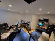 Bureau moderne et fonctionnel, idéal pour un environnement de travail productif.