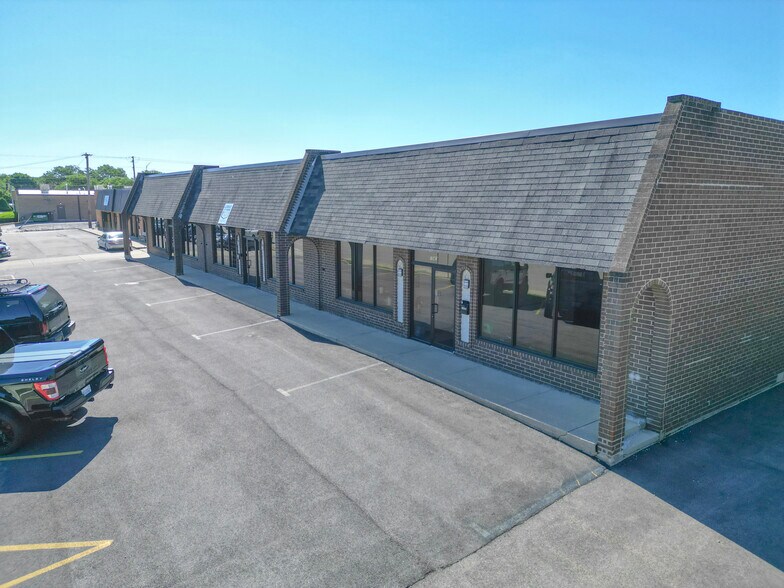 1541-1543 Bourbon Pky, Streamwood, IL à louer - Photo de l’immeuble – Image 3 sur 24