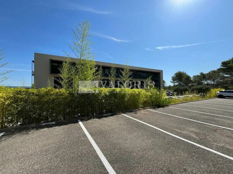 595 Rue Pierre Berthier, Aix-en-Provence à louer - Photo de l’immeuble – Image 2 sur 9