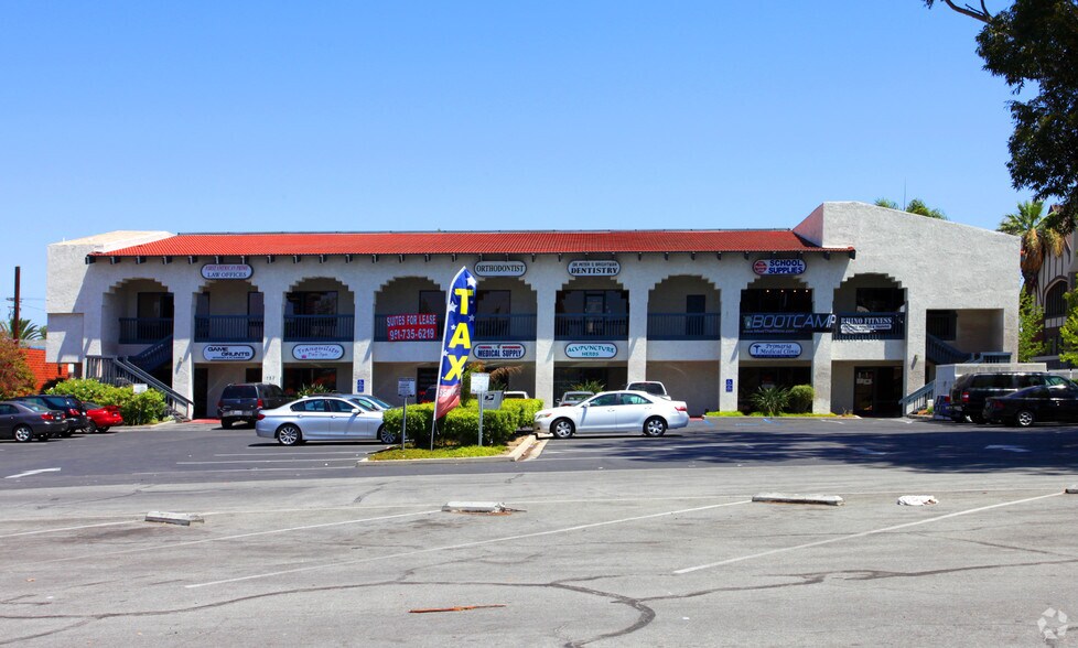 720 S Ramona Ave, Corona, CA à louer - Photo de l’immeuble – Image 2 sur 2