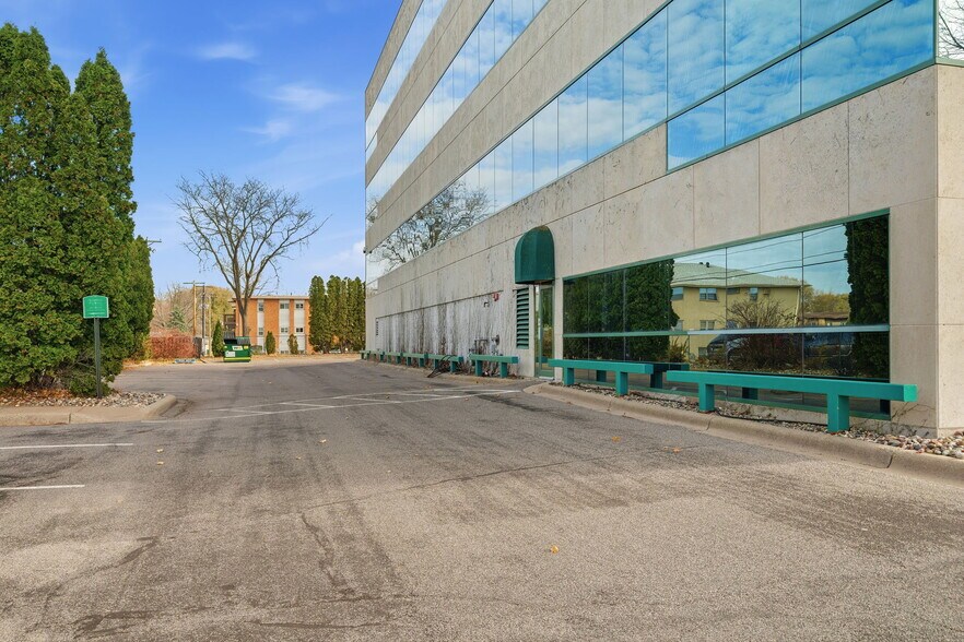 941 Hillwind Rd NE, Minneapolis, MN à vendre - Photo de l’immeuble – Image 3 sur 75