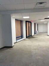 132-77 Metropolitan Avenue, Kew Gardens, NY à louer Photo intérieure– Image 2 sur 3